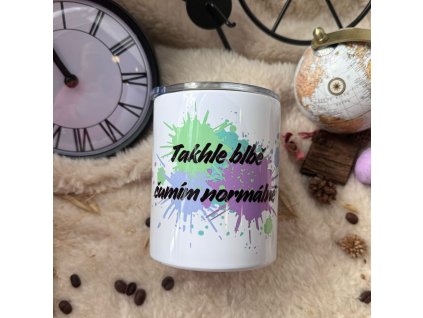 Termo kelímek s nápisem takhle blbě čumím normálně
