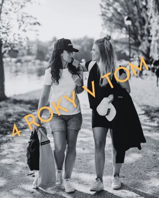 Tady nás vidíte. Dvě ženský, co si před 4 lety myslely, že prodávat lidem nápisy na suchý zip je skvělý nápad. 🤡 •...