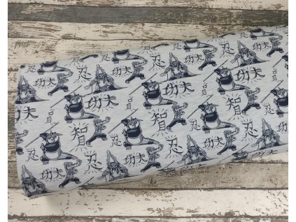 Úplet Kung Fu Panda na šedé