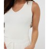 Bílý top z úpletu s výtřihem do V