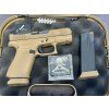 GLOCK 43X A-CUT COYOTE s kolimátorem Aimpoint COA a kov. zásobníky