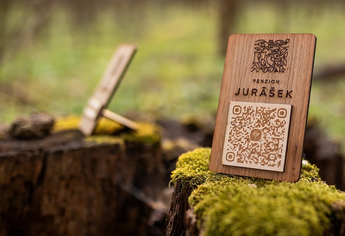 Dubový stojánek s QR kódem