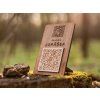 Dubový stojánek s QR kódem a gravírovaným logem sumava craft