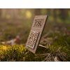 šumava craft Dubový stojánek s QR kódem (2)