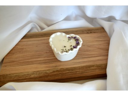 Svíčka v jesmonite nádobě ve tvaru srdce vroubkovaná