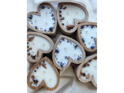 Svíčka v dřevěném obalu ve tvaru srdce