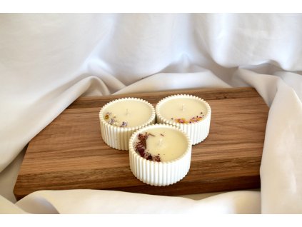 Svíčka ve vroubkované jesmonite nádobě malá