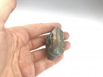 LABRADORIT PŘÍRODNÍ S LEŠTĚNOU STRANOU