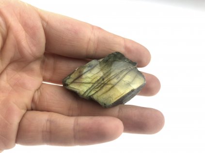 LABRADORIT PŘÍRODNÍ S LEŠTĚNOU STRANOU