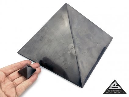 PYRAMIDA 20 CM