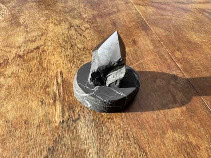 ŠUNGITOVÝ KRYSTAL NA PODLOŽCE