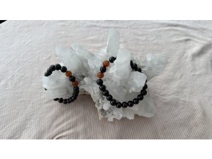 ŠUNGITOVÝ NÁRAMEK S KARNEOLEM, 8 MM