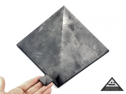 PYRAMIDA 25 CM