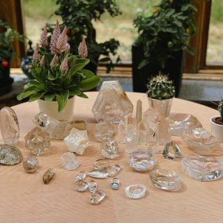 KŘIŠŤÁL Nově přinášíme z křišťálu - hvězdičky, volné formy, věžičky s rutilem nebo chloritové inkluze či hematitové...