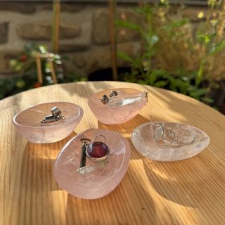 MISTIČKY NA UKLÁDÁNÍ NAUŠNIC, PRSTÝNKŮ A PŘÍVĚŠKŮ. Postupně přidáváme mističky na šperky z růženínů, křišťálů a záhnědy....