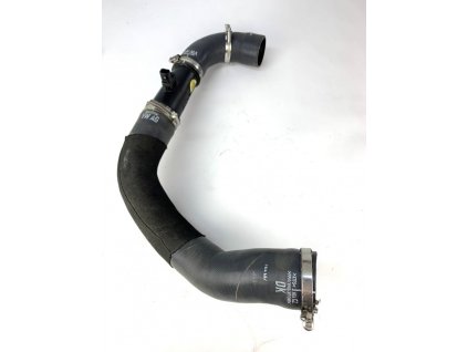 4M0145683B přívod intercooler (Km <5 000Km)