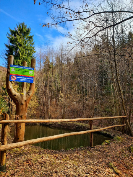Protipožiarna nádrž s posedením na začiatku trasy.