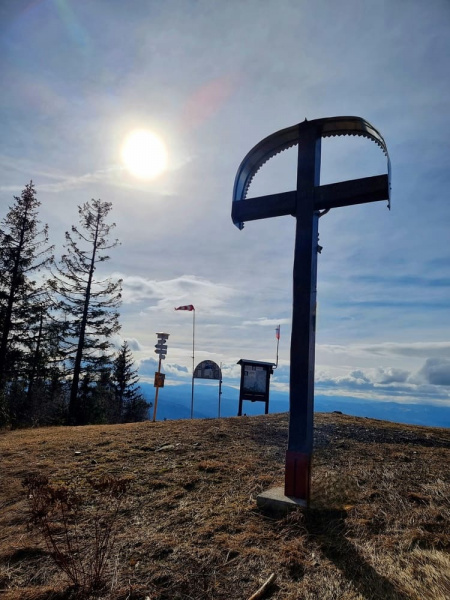 Panoramatický výhľad z vrcholu Sľubica na okolitú krajinu.