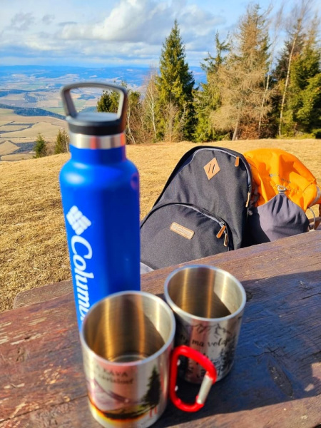 Turistka v oblečení Columbia na vrchole Sľubice.