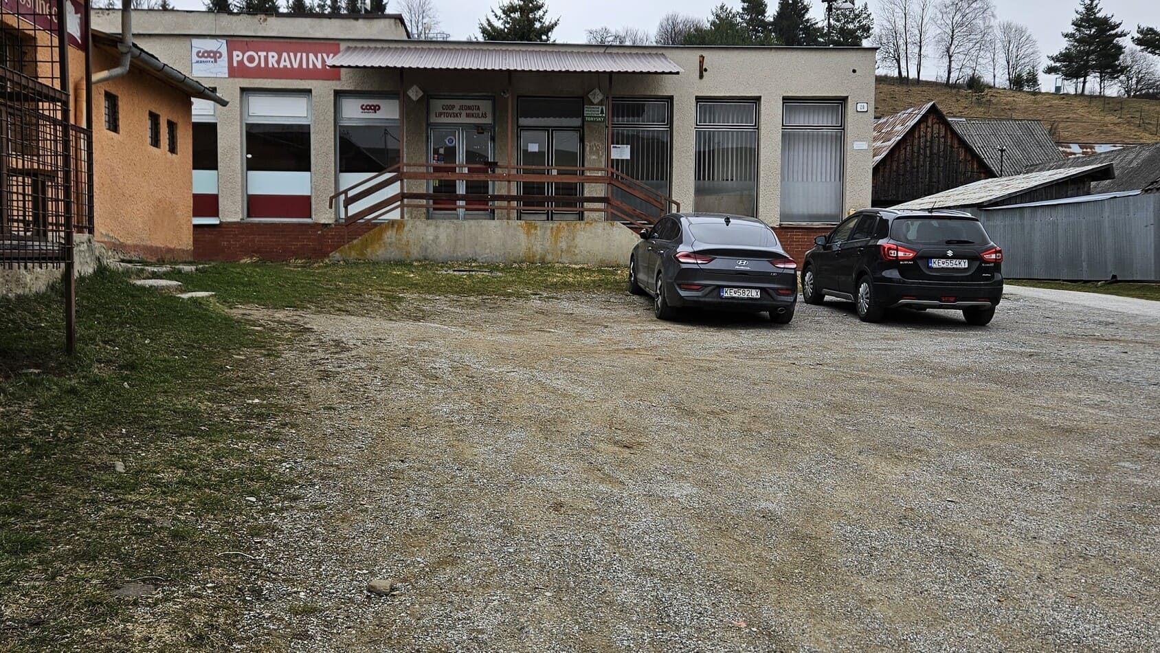 Parkovisko pred potravinami COOP v obci Torysky.