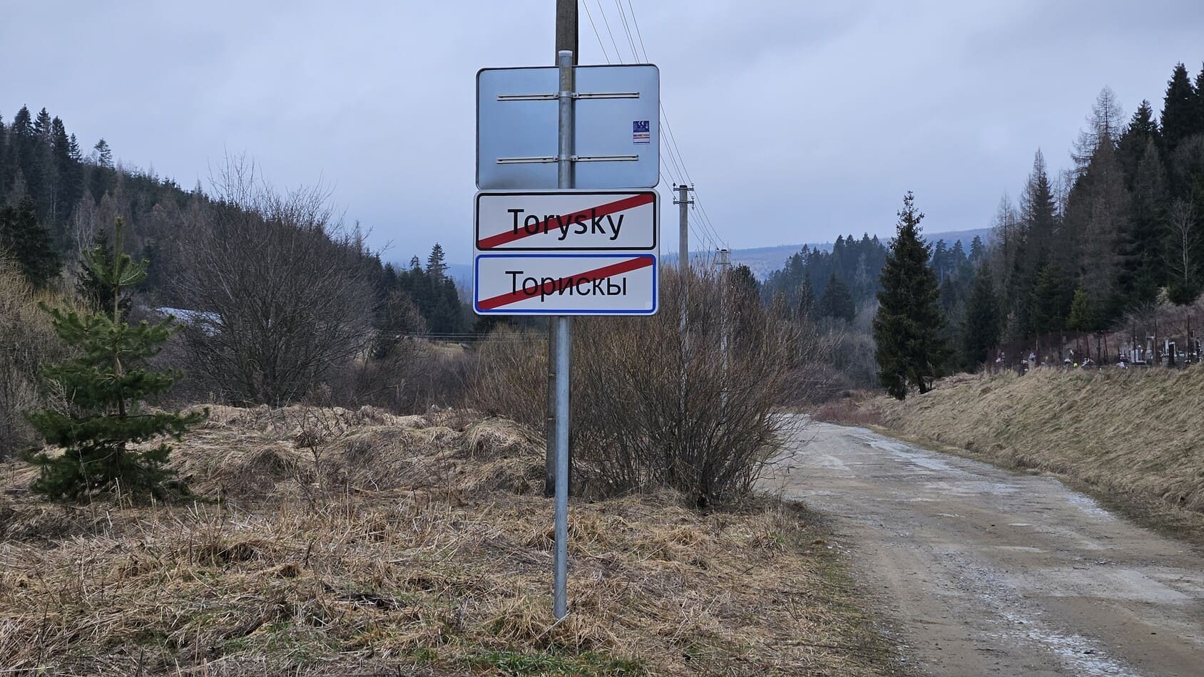 Cesta vedúca okolo cintorína na konci obce Torysky.