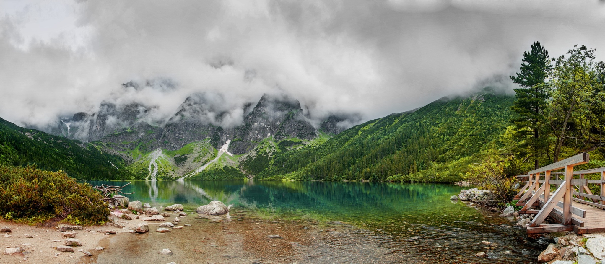 Pohľad na Morskie Oko a okolité tatranské štíty vrátane Rysy.