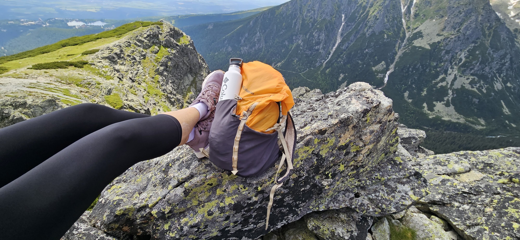 vhodná obuv a odev spolu so zásobami jedla a pitia