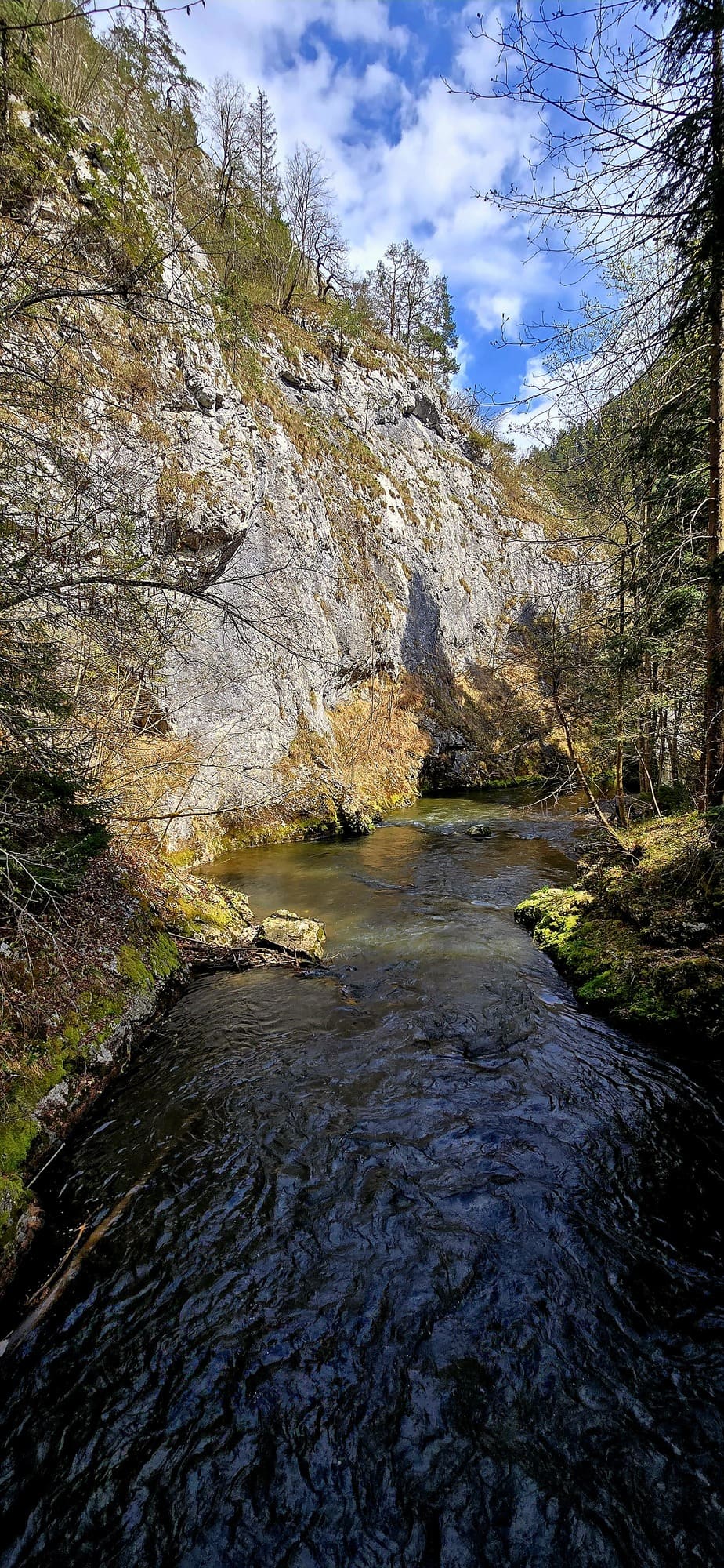 Úzky kaňon Prielomu Hornádu so skalnými stenami