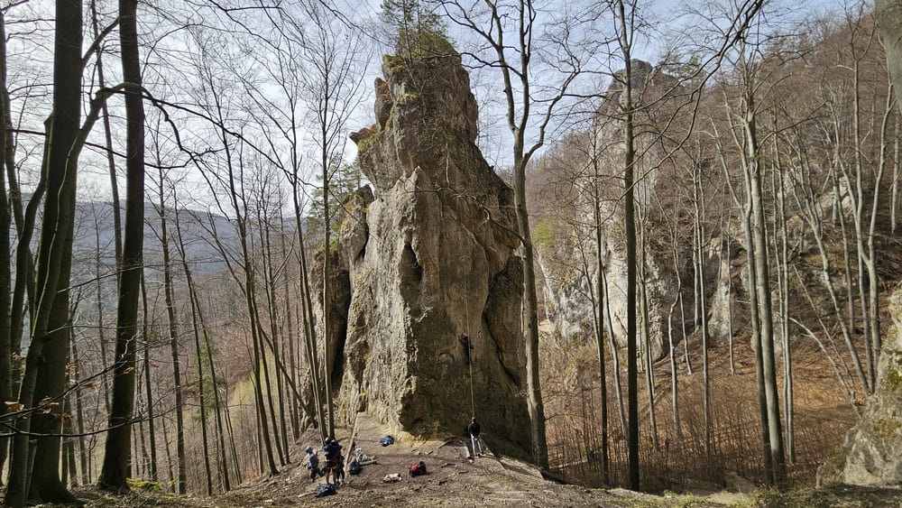 Skalné bralá a veže v oblasti Turniská, obľúbené miesto horolezcov.