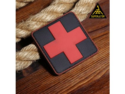 PVC 3D nášivka se symbolem první pomoci. Rozměr 5×5 cm šernépozadí