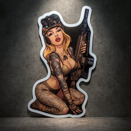 Samolepka Pin-Up Girl s kulometem M249 8×13 cm – military motiv