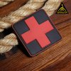 PVC 3D nášivka se symbolem první pomoci. Rozměr 5×5 cm šernépozadí