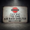 Retro plechová cedule Underground – This Way to the Air Raid Shelter, směrovka ke krytu 30×20 cm WW2 Londýn