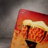 Retro plechová cedule Hurra! Bier! 20×30 cm – bavorská servírka, Oktoberfest detail na otvor