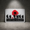 Samolepka na auto Lest We Forget 12×7 cm – vlčí mák, silueta vojáků, Den válečných veteránů