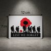 Samolepka na auto Lest We Forget 12×7 cm – vlčí mák, silueta vojáků, Den válečných veteránů rozměry