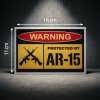Vinylová samolepka na auto WARNING Protected by AR-15 18×11 cm rozměry
