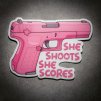 Samolepka pro ženy, které střílí i skórují She Shoots She Scores – růžová pistole  17×13 cm střelkyně