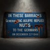 Retro plechová cedule Bastogne NUTS – In These Barracks, General McAuliffe, 101st Airborne B.O.B. WW2, 30×20 cm