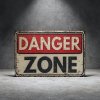 Retro dřevěná cedule DANGER ZONE nebezpečná zóna (20×12,5 cm) – dekorace na zeď do garáže a dílny