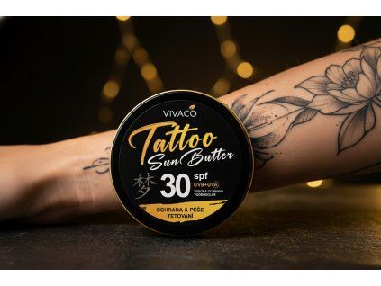 máslo na tetování s rukou