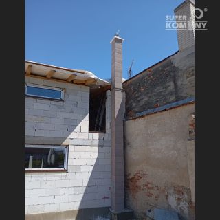 📍Dřevohostice Dodání a montáž dvou systémových komínů SUPER BLOK Universal. 💨 Maximální tah a bezpečný odvod spalin za...