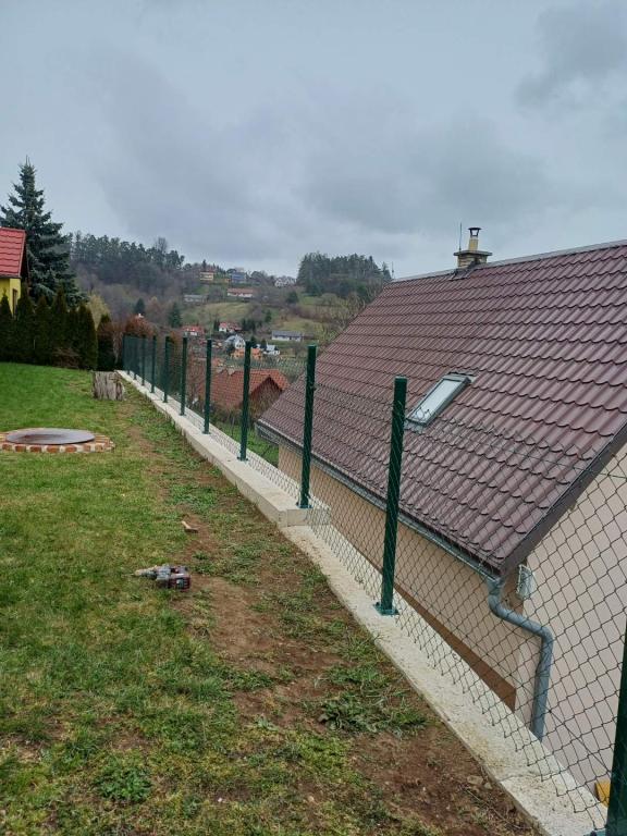 Ako vybrať správne pletivo na oplotenie záhrady – kompletný sprievodca