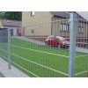 Plot z 2D plotových panelov pri rodinnom dome
