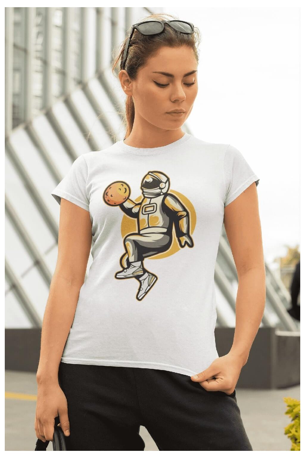 Dámske tričko Astronaut so žltým mesiacom