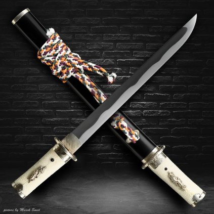 4038 sberatelska replika tanto dragon z tradicni oceli tamahagane s motivem draka a realnym hamonem