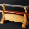 4005 4 tradicni dvoupatrovy stojan z lakovaneho dreva pro bezpecne vystaveni katan wakizashi i tanto e