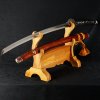 4005 7 tradicni dvoupatrovy stojan z lakovaneho dreva pro bezpecne vystaveni katan wakizashi i tanto h