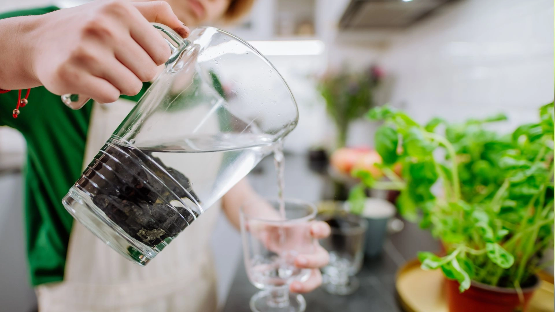 Šungit: Černý kámen s pozlátkem