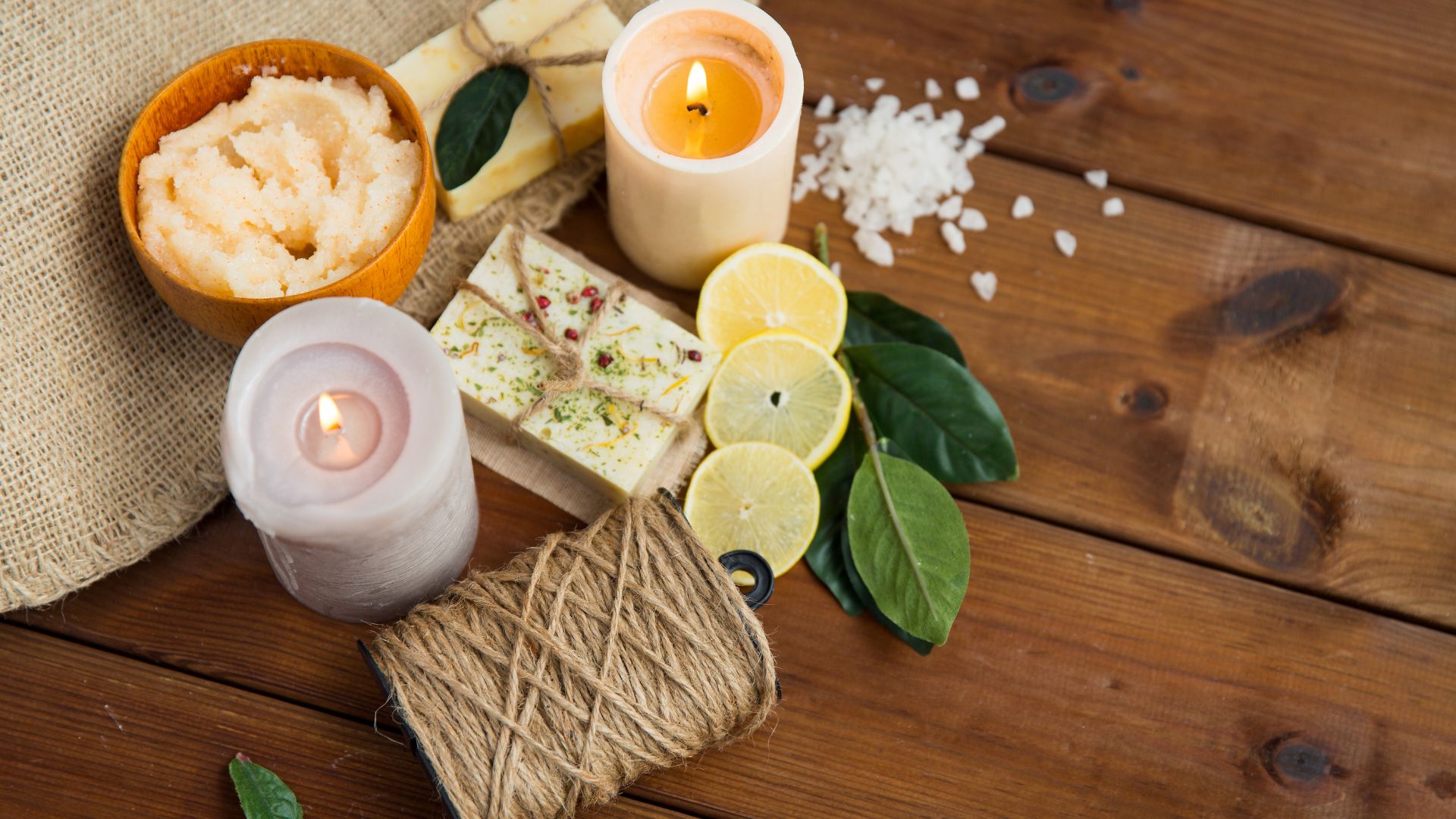 Relax vďaka aromatickým sviečkam? Doprajte si ho aj počas jesene!
